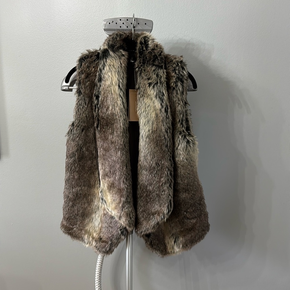 NWT fake fur vest. Francesca’s size S/M